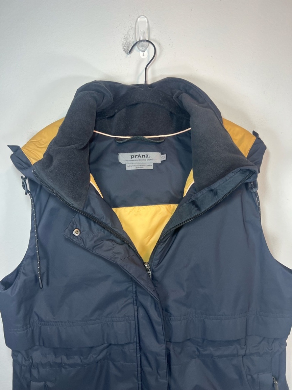 Prana Hooded Puffer Vest Black Lined Pockets Full Zip Outdoor Cozy Winter Large - Picture 2 of 16